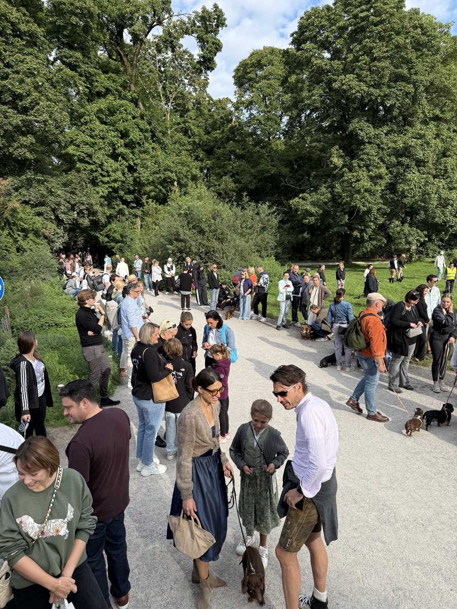 Teilnehmer mit ihren Dackeln beim Dackel-Walk München