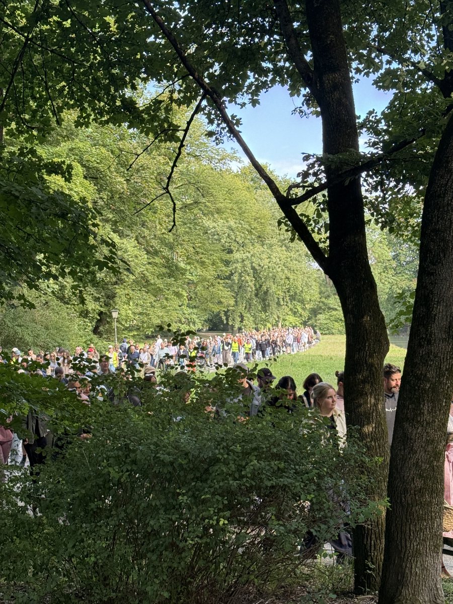 Langer Dackel-Zug beim WienerWalk durch den Englischen Garten München