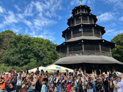 Dackel beim WienerWalk im Englischen Garten vor dem Chinesischen Turm